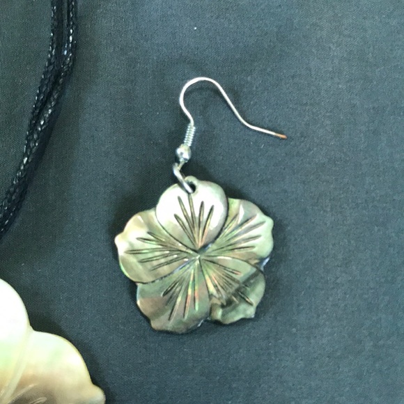 Shell necklace earrings set from Hawai’i - Picture 3 of 10